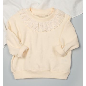 Csipkeszegélyes baba pulóver
