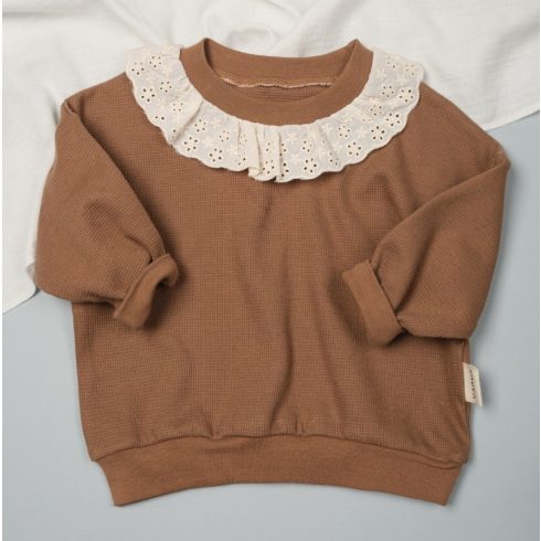 Csipkeszegélyes kislány pulóver barna színben