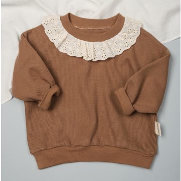 Csipkeszegélyes kislány pulóver barna színben