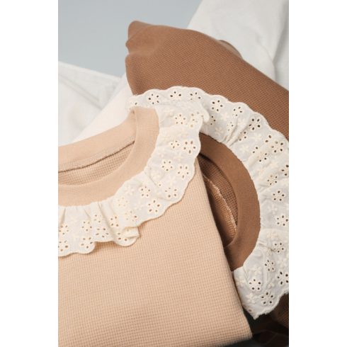 Csipkeszegélyes kislány pulóver barna bézs közelről