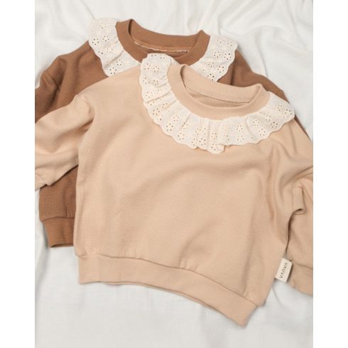 Csipkeszegélyes kislány pulóver barna és bézs színben