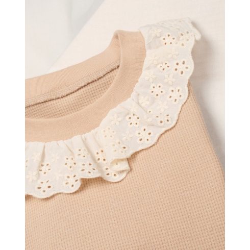 Csipkeszegélyes gallér részlet kislány pulóveren