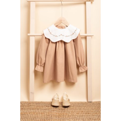 Virághímzéses galléros kislány ruha, barna