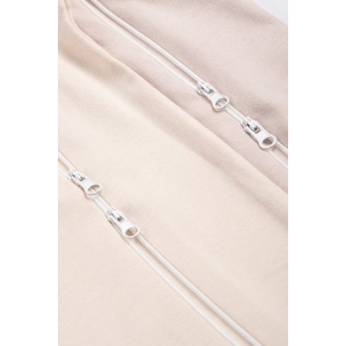 Hímzett rugdalózó bézs színben