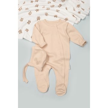 Bézs újszülött rugdalózó megkötős sapkával 