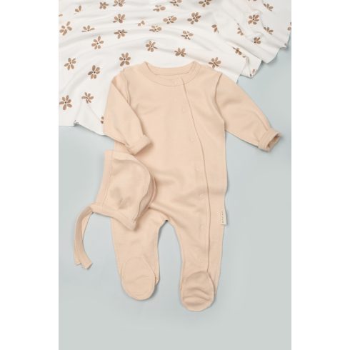 Bézs újszülött rugdalózó megkötős sapkával 